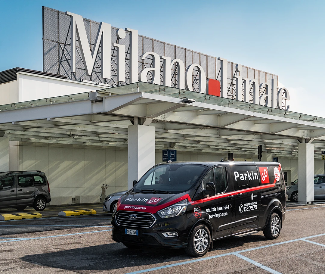 ParkinGO Shuttle im Einsatz vor dem Terminal des Flughafens Mailand Linate