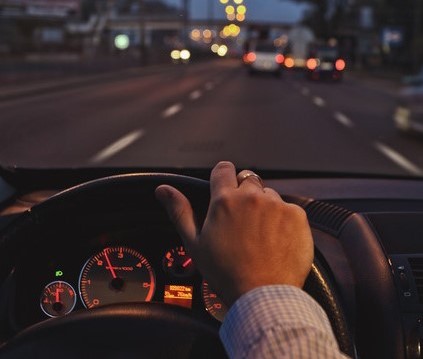 ¿Con cuánto tiempo de antelación debo llevar mi coche al parking del aeropuerto?