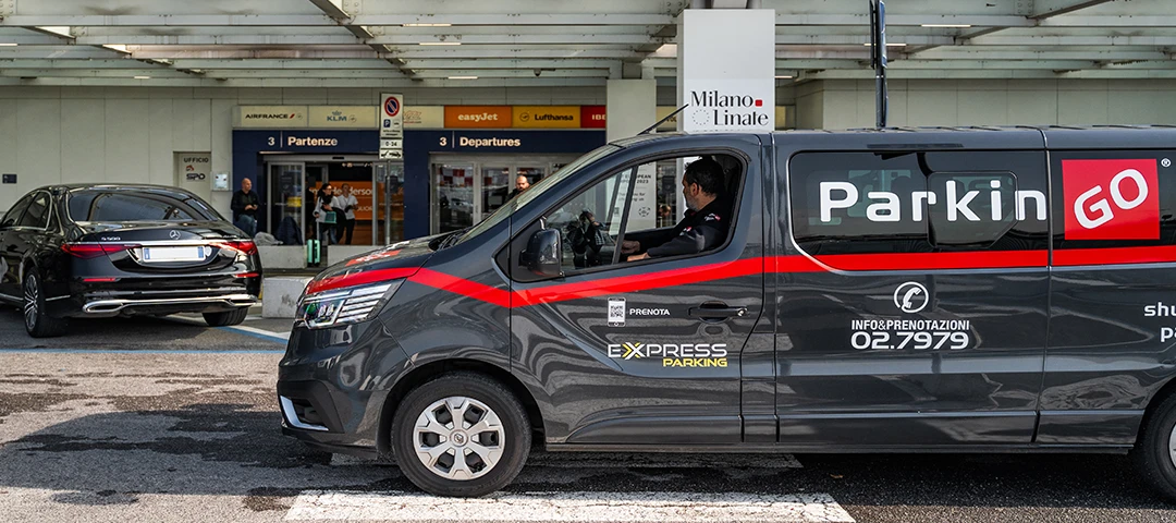 Navette ParkinGO en attente des passagers au terminal Arrivées de l’aéroport de Milan Linate
