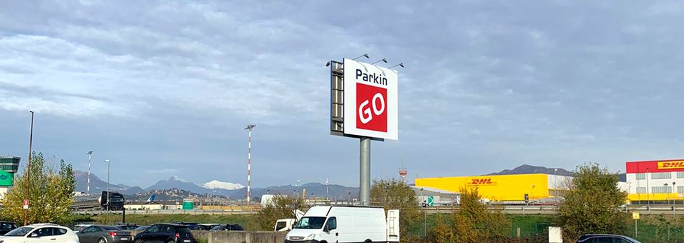 Parcheggio davanti all'aeroporto di Orio al serio con insegna verticale con logo ParkinGO